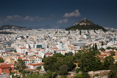 莱卡拜图斯山背景下的雅典城市景观