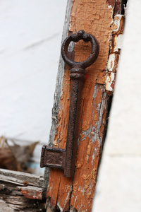 木制仿古门上的旧密钥