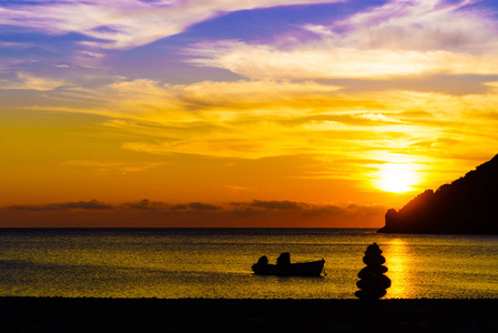 风景日出或日落在海表面, 小船停泊在海湾, 希腊