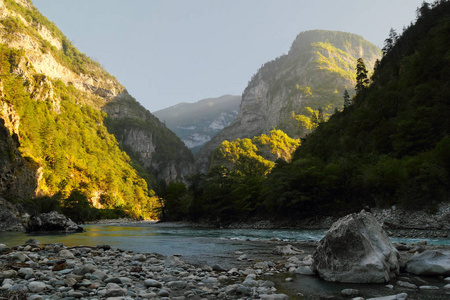 清晨越过高山河