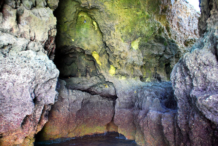 在黄色在拉各斯阿尔加威葡萄牙悬崖洞穴