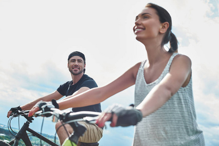 一个男人和一个女人在笑和骑自行车。关闭视图