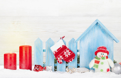 圣诞雪人玩具, 装饰和蜡烛。圣诞贺卡与空间为您的问候