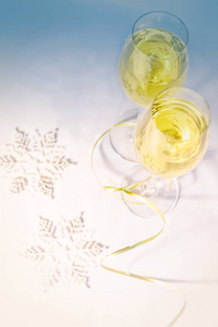 两杯酒和雪花在白色的背景下，顶视图