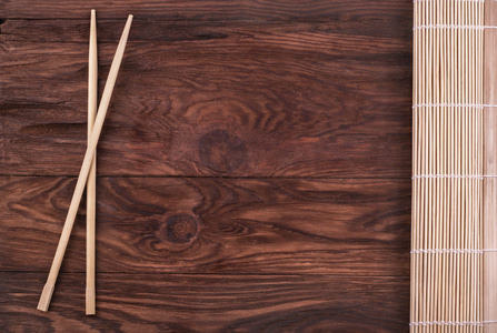 筷子和竹餐巾图片