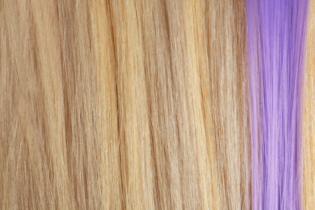 金发和紫罗兰头发的股作为背景, 特写镜头