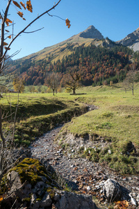 晚上在山上一个美丽的赫布斯特天。Karwendel 在奥地利格罗瑟 Ahornboden