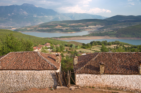 Fierza 湖，阿尔巴尼亚周围农村地区