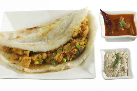 南印度快餐 Masala Dosa 塞与土豆咖喱，酸辣酱和桑巴尔