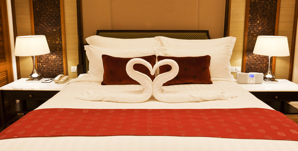 酒店房间用毛巾形成心的形状