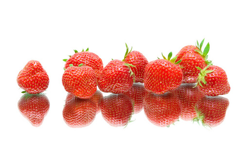在白色背景上的多汁的草莓特写