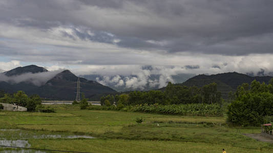 越南的秋天, 山脉和云层