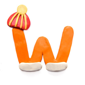 橙色橡皮泥字母 W 英文字母在冬天红色帽子在白色背景