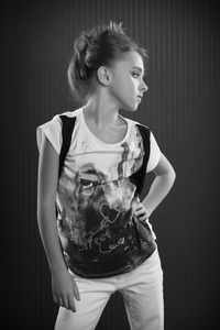 黑色和白色的美丽年轻女孩摄影肖像