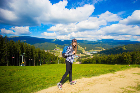 徒步旅行用背包和帽子在山顶上。旅游理念