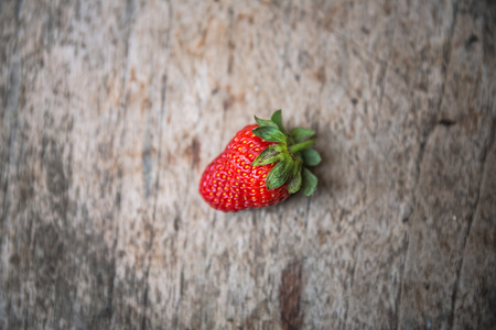 在一张小木桌上的草莓