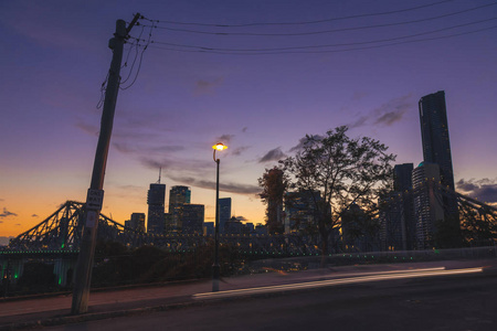 美丽的城市布里斯班的街道在美妙的日落在澳洲
