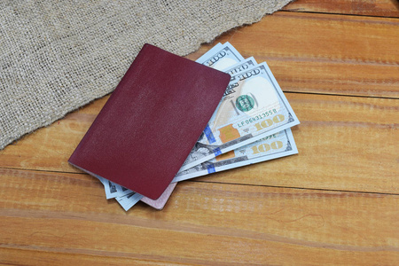 护照与钱 美元 的假期躺在桌子上