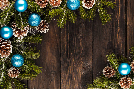 冬季假期卡杉木树枝和挂蓝色装饰在深色木背景圣诞节或新年