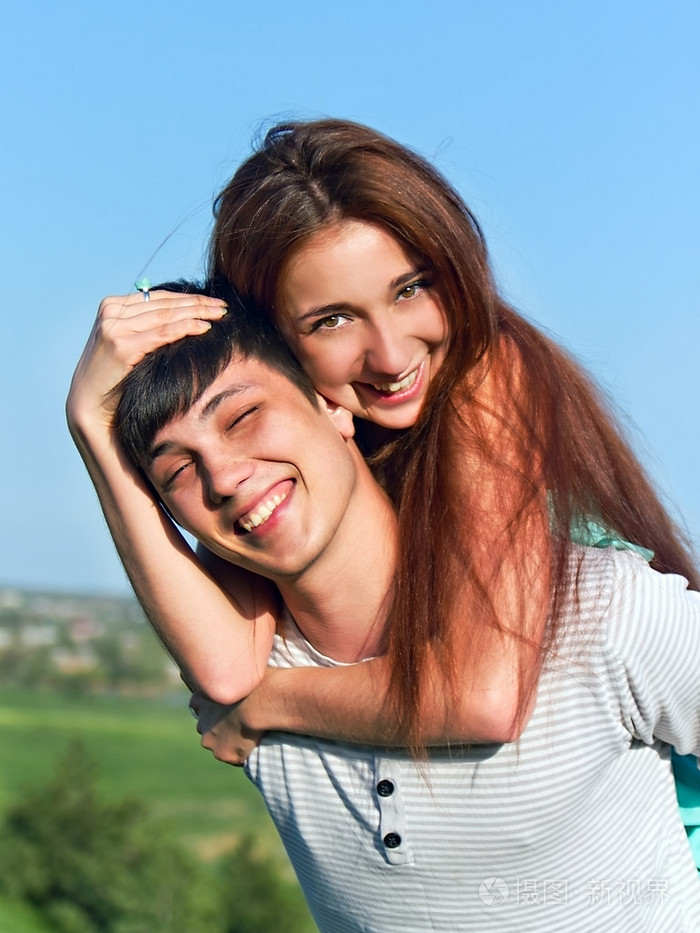 年轻的男生和女生在夏季户外开心