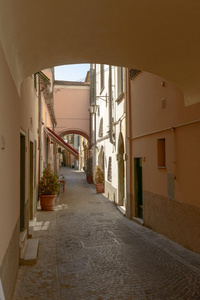 拱形的窄巷 Sarzana