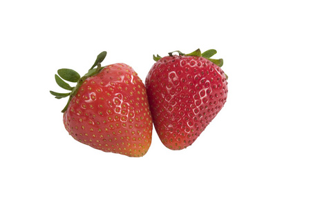 两个在白色背景上的新鲜草莓