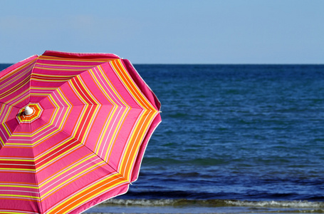 沙滩伞上海滩和大海