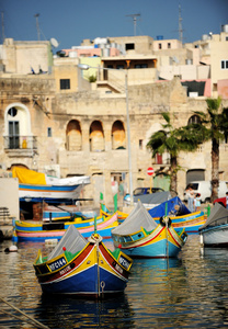 马耳他的渔村，五颜六色的小船