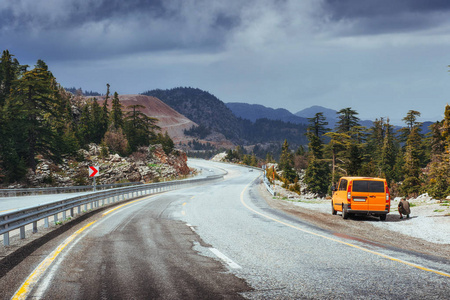 风景秀丽的山区公路。汽车在沥青路面上的骑行