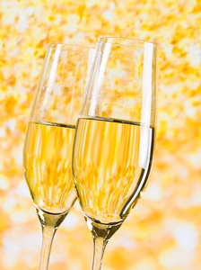 香槟酒在金色的光背景下，豪华概念