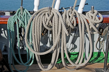 在甲板上船用绳缆
