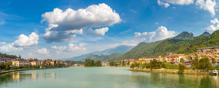 夏季, 越南老蔡沙巴市中心的湖泊全景