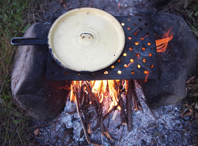 户外熟炖煮的食物在火上沸腾
