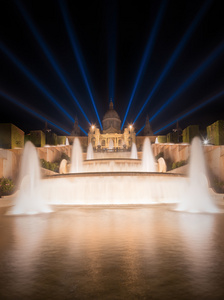 在巴塞罗那的魔法喷泉的夜景