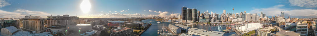 澳大利亚悉尼。从温特沃斯公园欣赏达令港和城市摩天大楼的日落全景鸟瞰图