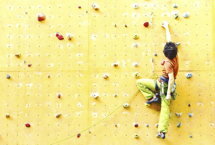 男子抱石赛在一个室内攀岩中心。登山者在室内攀岩馆练习攀岩