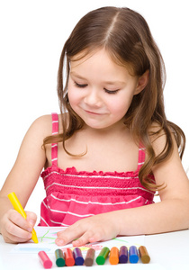 小女孩绘图使用彩色蜡笔