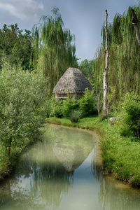 在河岸边的茅草的小屋