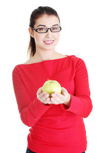年轻女子手持绿色新鲜苹果
