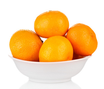 孤立在白色的颜色碗里的美味 mandarines