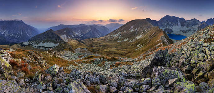 山景观全景在夏天与湖在 Tatras, 波兰