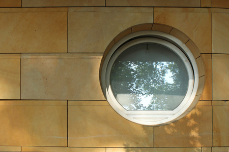 圆形大理石墙上的老式窗口