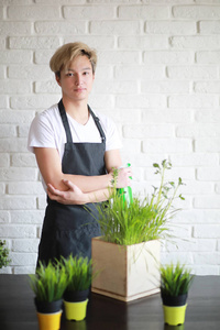 亚洲小男孩照料室内植物