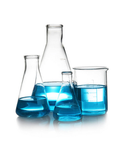 实验室玻璃器皿, 桌上有液态的白色背景。化学分析