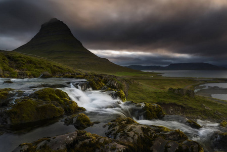 Kirkjufell  Snaefellsnes 半岛沿岸。风景如画, 华丽的场面。地点 Kirkjufellsfoss, 