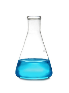 桌上有液体的锥形烧瓶, 白色背景。实验室分析