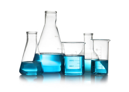实验室玻璃器皿, 桌上有液态的白色背景。化学分析