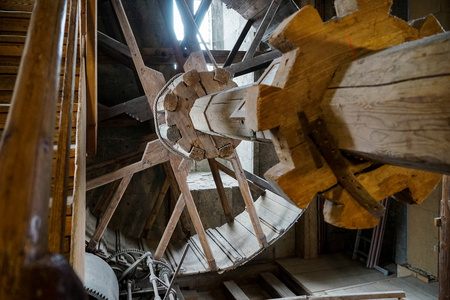 巨大的木制齿轮的卷扬机在 Daniel 塔 St 乔治教堂在 N