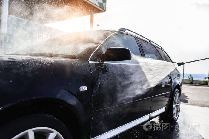 高压洗车在空旷的天空下洗车
