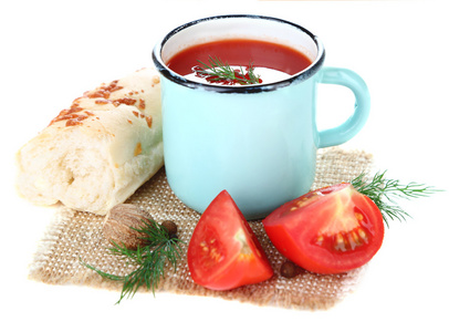 自制番茄汁变色马克杯和新鲜的西红柿 白色衬底上分离的香料